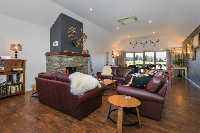 Maple Lodge Luxury Bed & Breakfast Albert Town Eksteriør billede